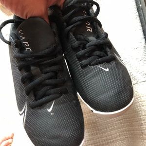 Youth football cleats